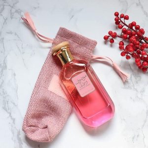عطر موصوف وردي للنساء من ارض الزعفران